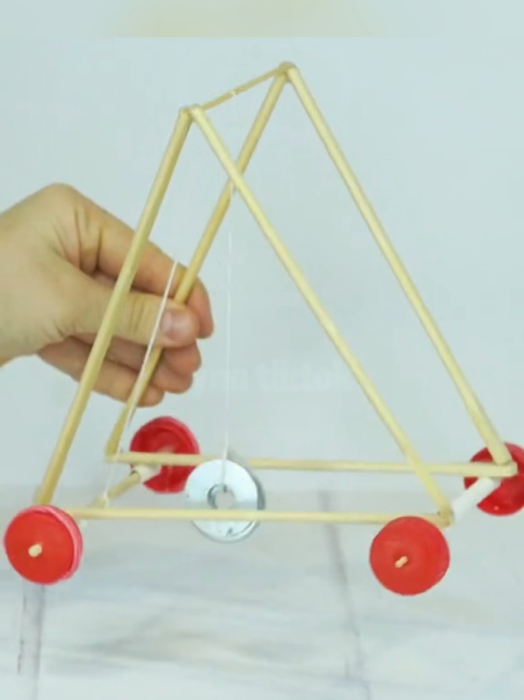 手工制作重力驱动玩具车