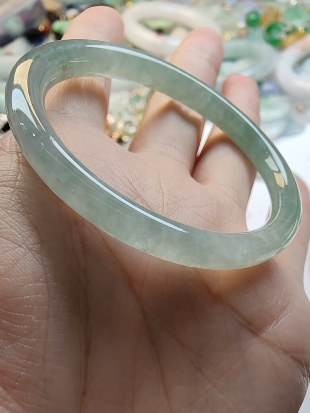 52圈口温润细腻的晴底翡翠圆条手镯