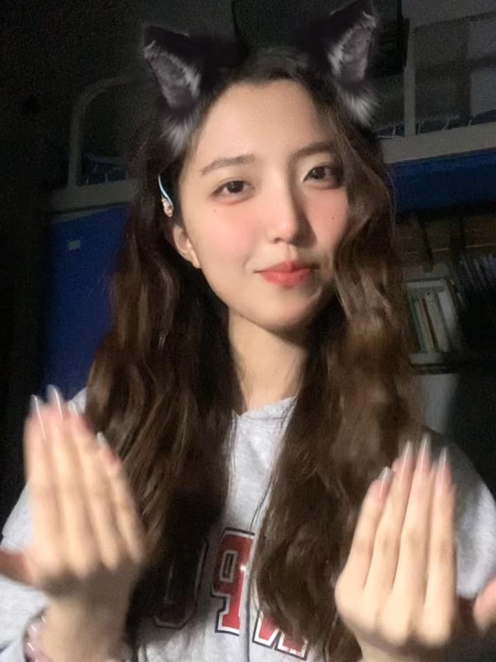 女大学生卷毛 今天当甜妹