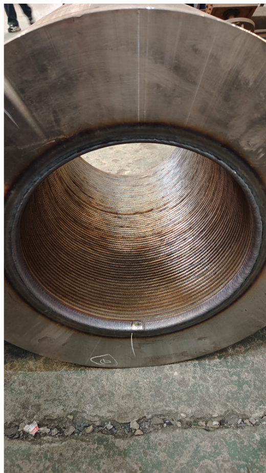 堆焊自动焊接设备排布均匀,无断裂,平整光滑