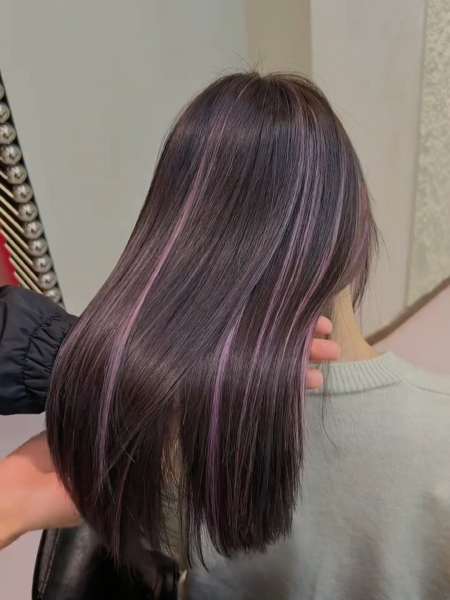 法式挑染2024被路人夸的紫灰色挑染
