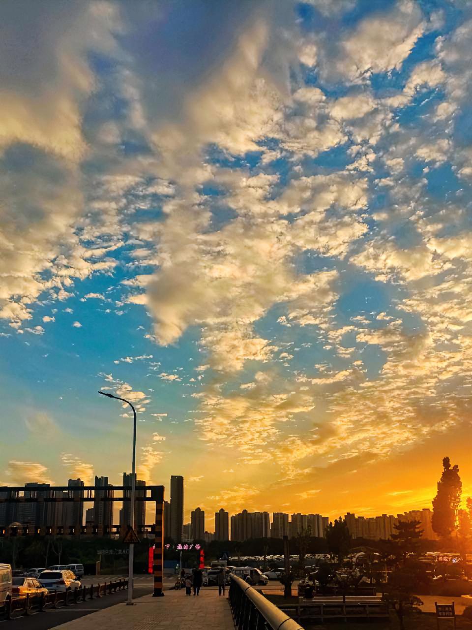 郑州夏日的天空总是让人忍不住拍照的冲动 郑州天空 夏日晚霞 发现