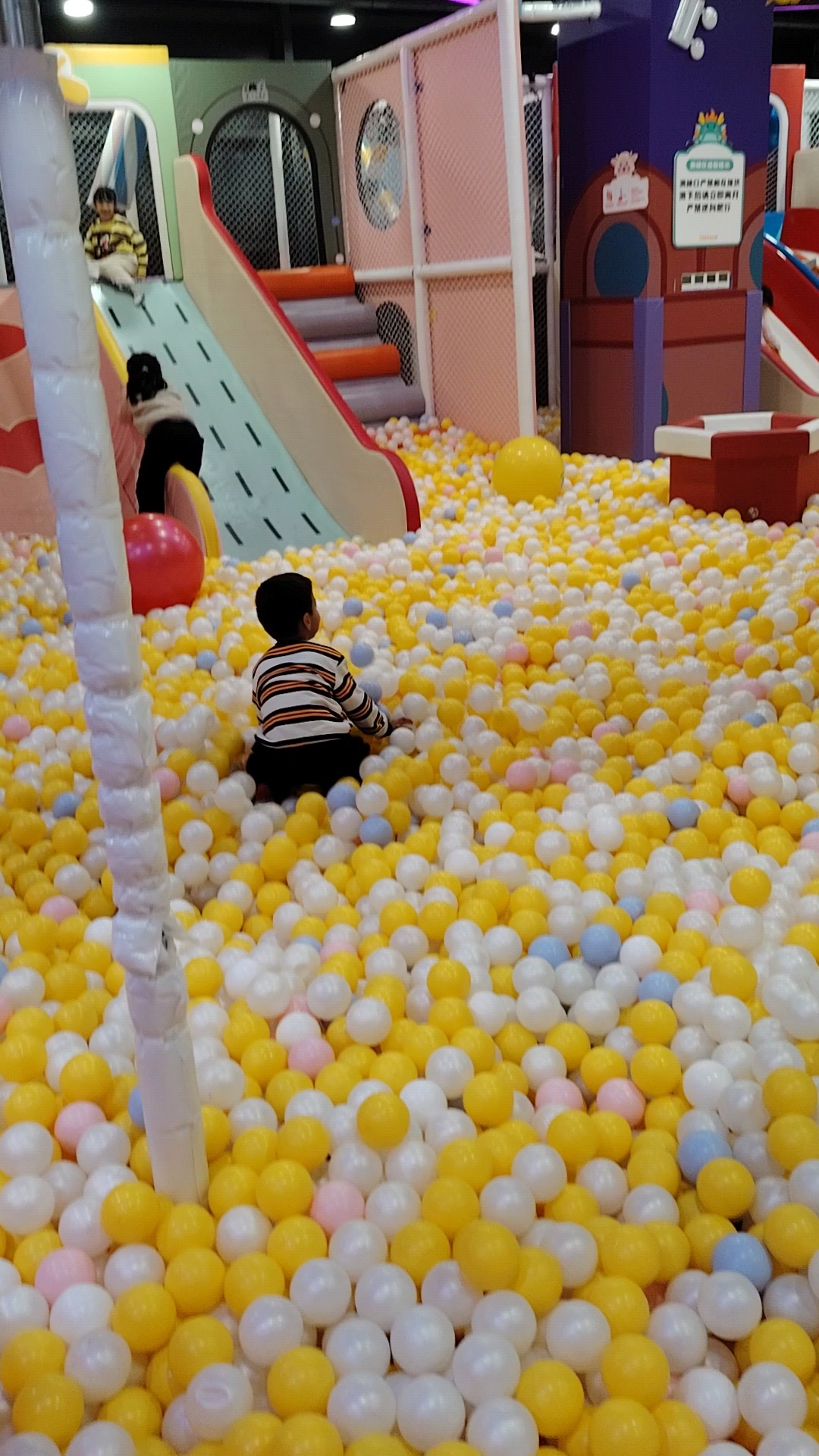 小朋友在游乐场快乐滑滑梯