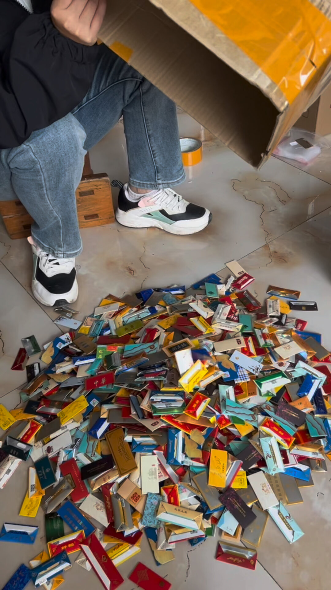 小朋友都喜欢的烟卡,各式各样都有