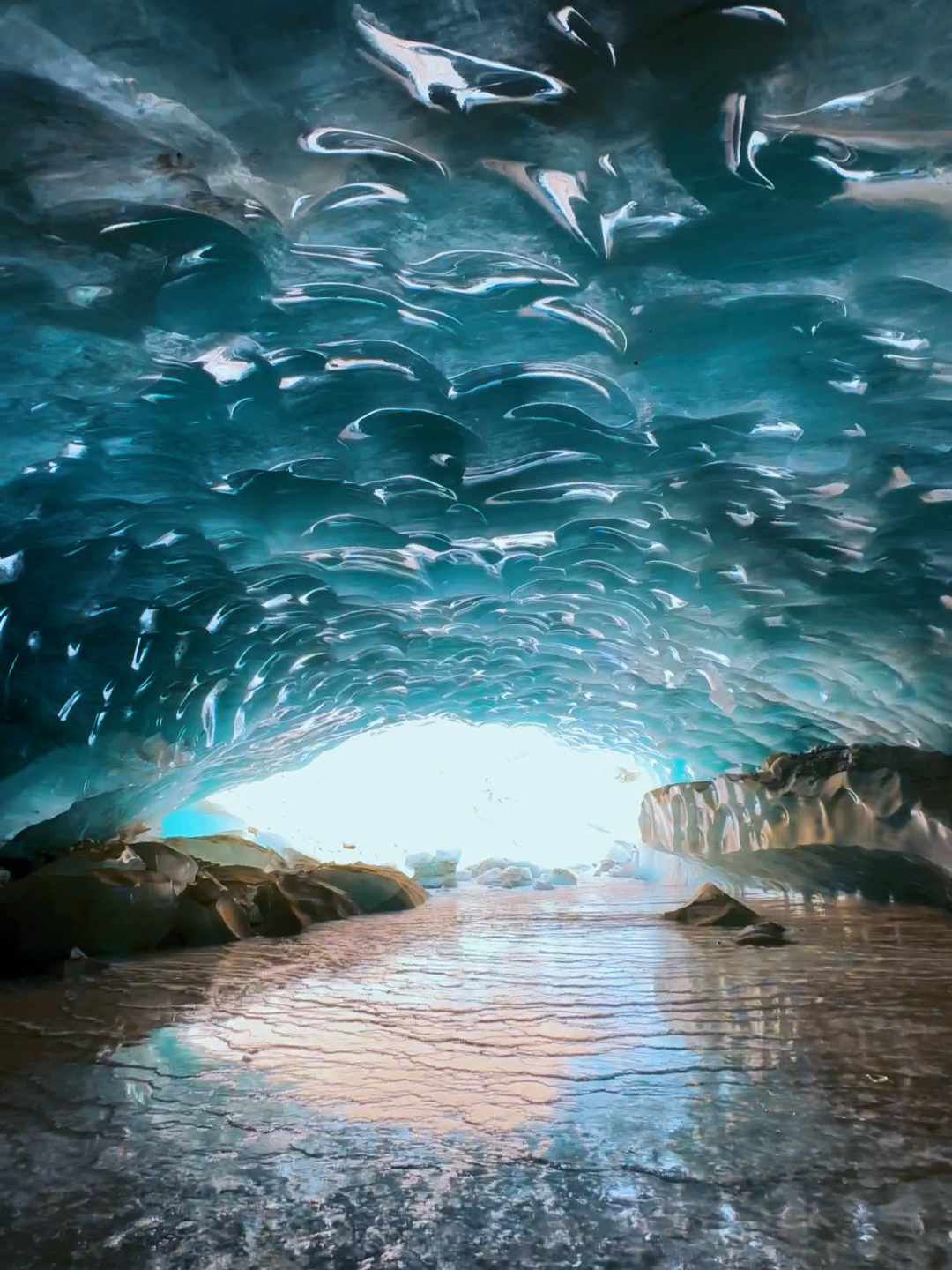 罕见冰川皇宫!西藏头尾贯通的超大蓝冰洞