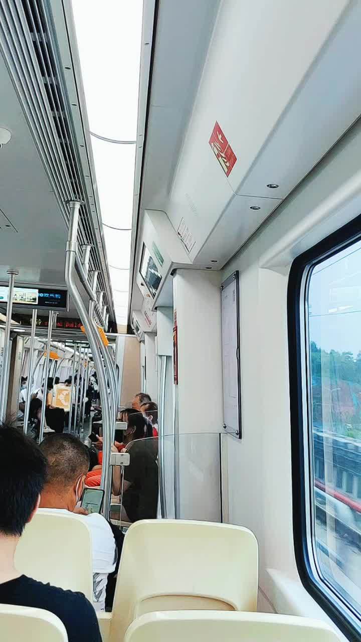 开往夏天的地铁最美的风景在路上每个人都在奔赴各自不同的人生记录