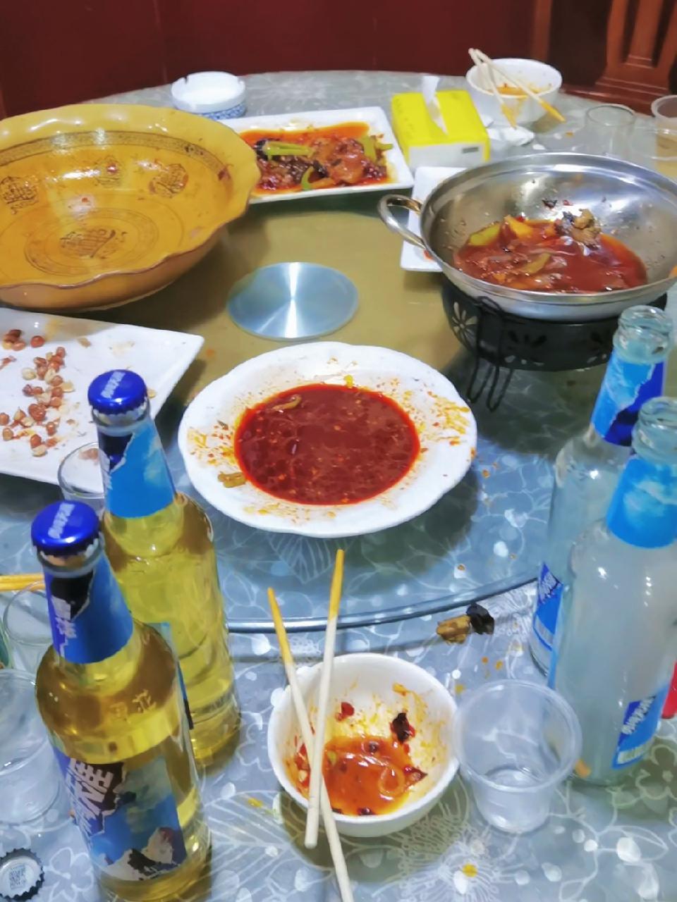 一桌5个人,带酒水吃了186,大家觉得贵吗?小酒喝起来