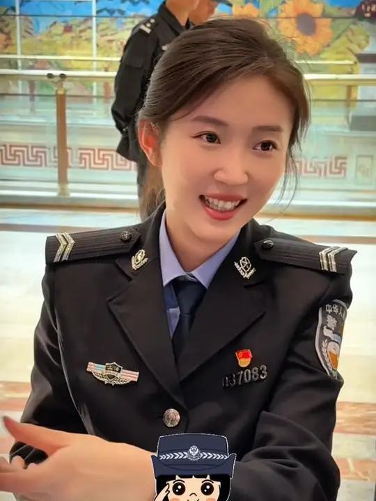 美丽大方的警察小姐姐姜又文,正专注地为市民盖章,举手投足间满是