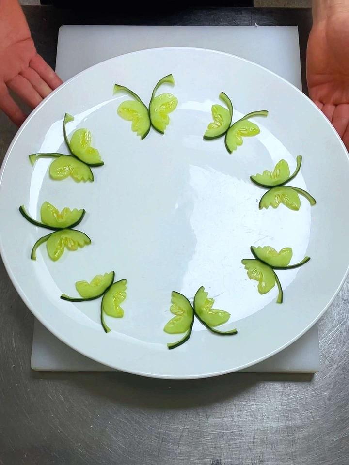 简单黄瓜盘饰蝴蝶围边!