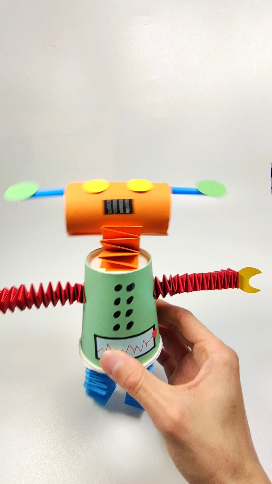 今天斑斑做的是超级简单好玩的卷纸筒机器人创意手工diy作品哦