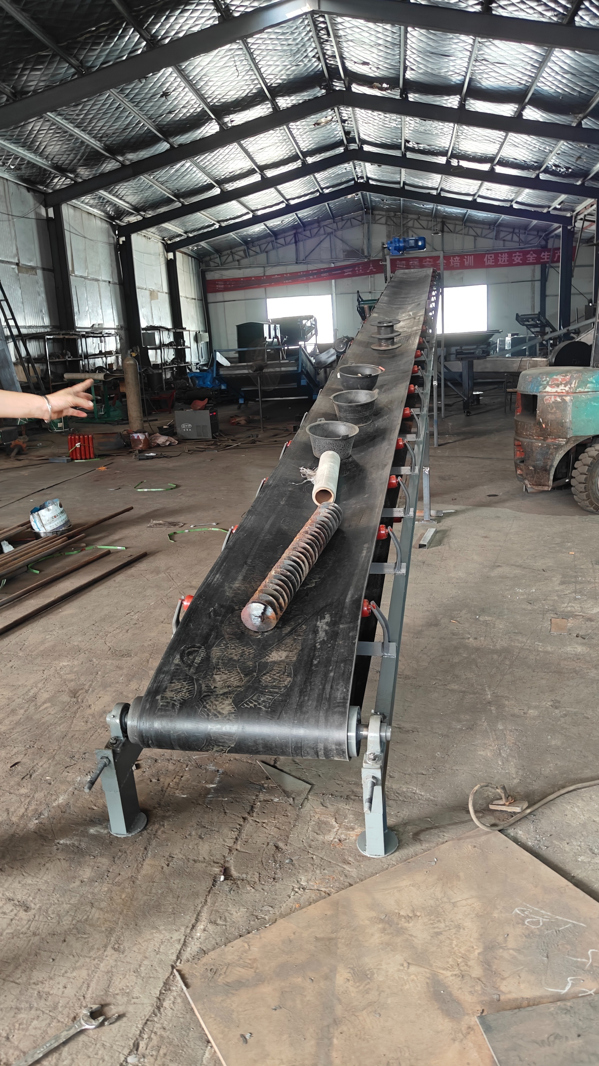 600带宽皮带输送机是如何工作的