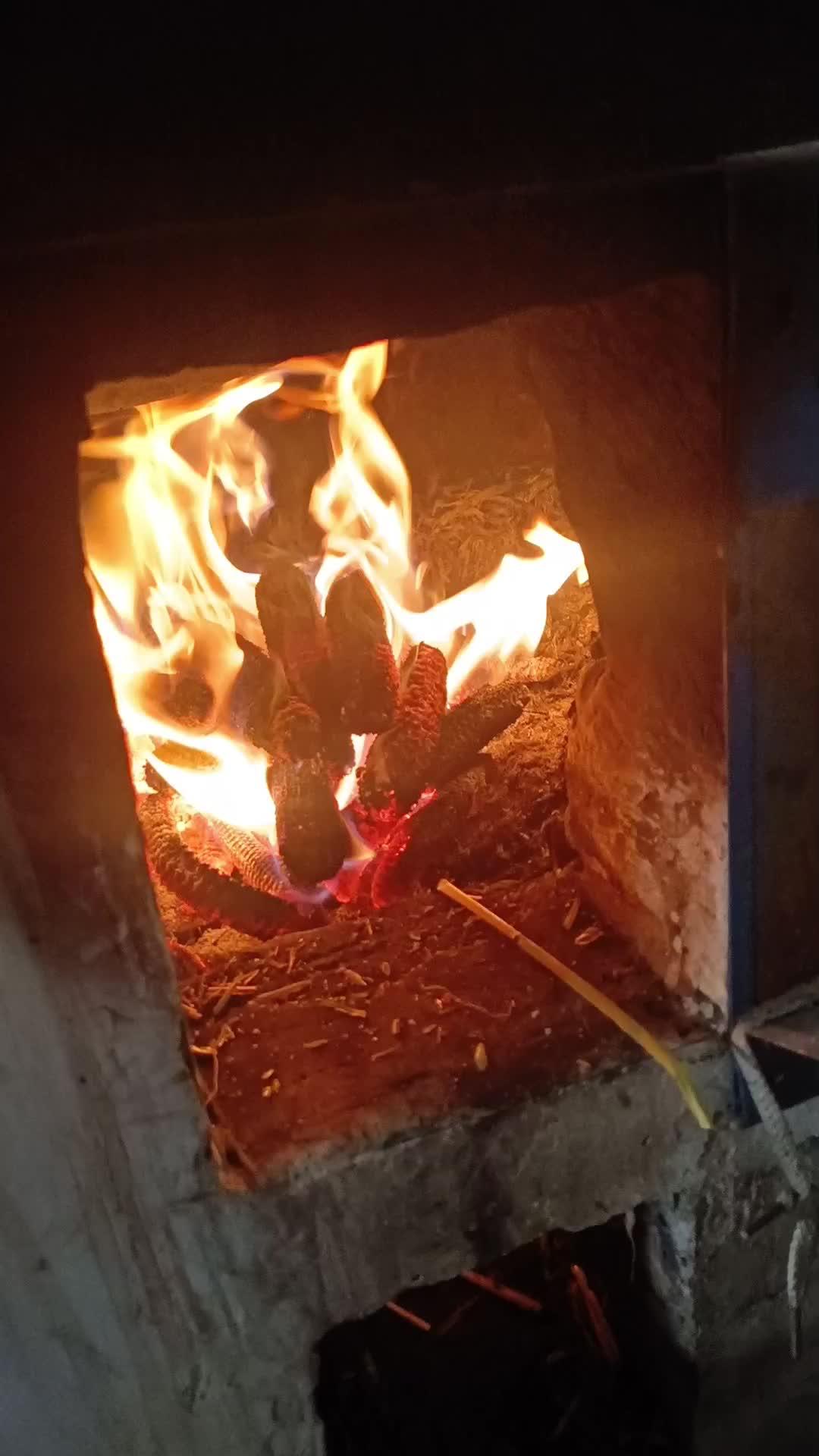 這就是農村的生活,燒火做飯 生活很累但要繼續微笑面對