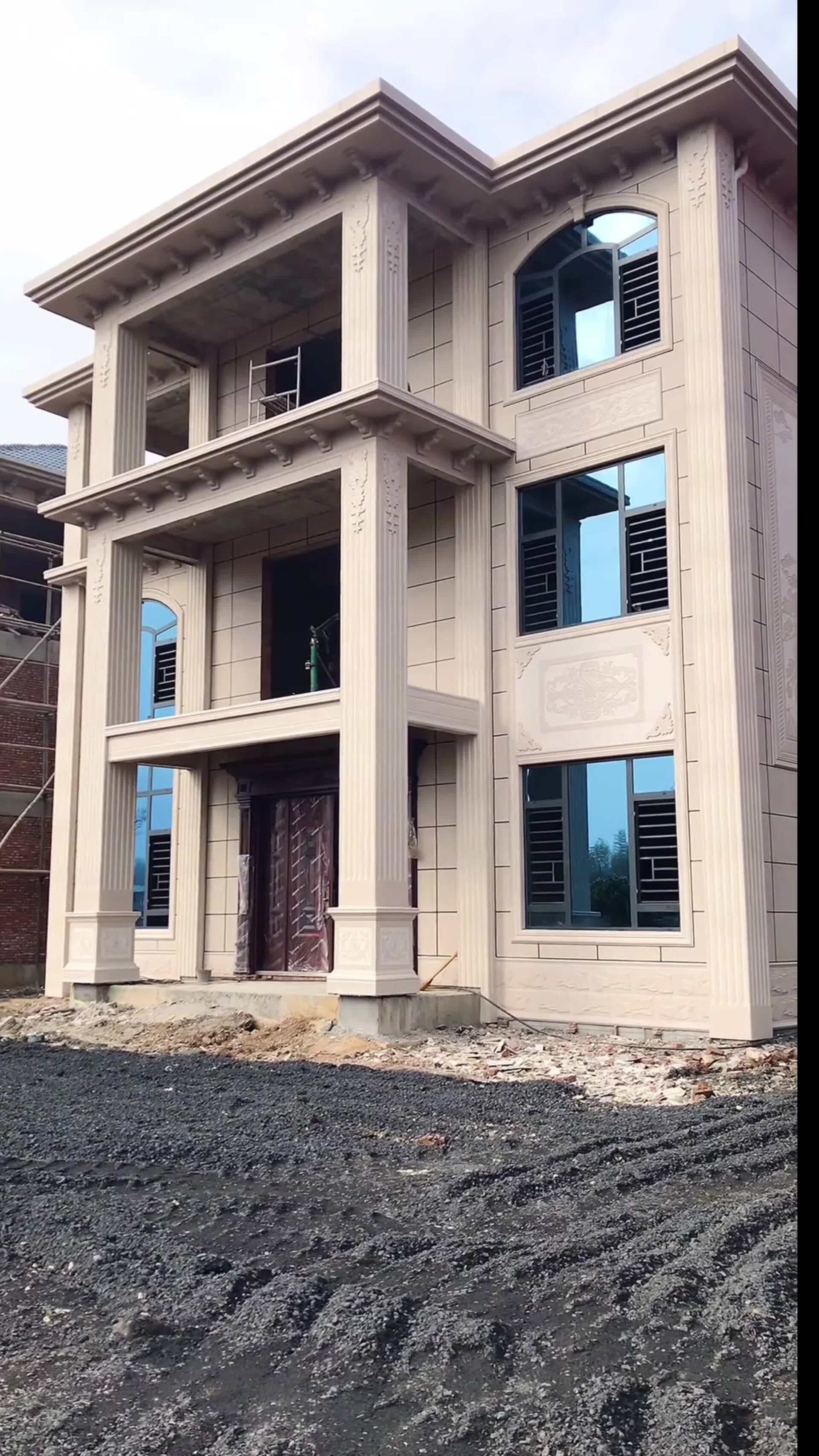 樱花红三层别墅罗马柱瓷砖效果