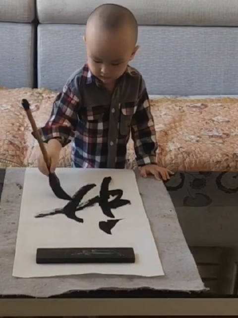 「3岁萌娃练书法半年能写上百字 妈妈:1岁就拿笔照书本自己画」人类满