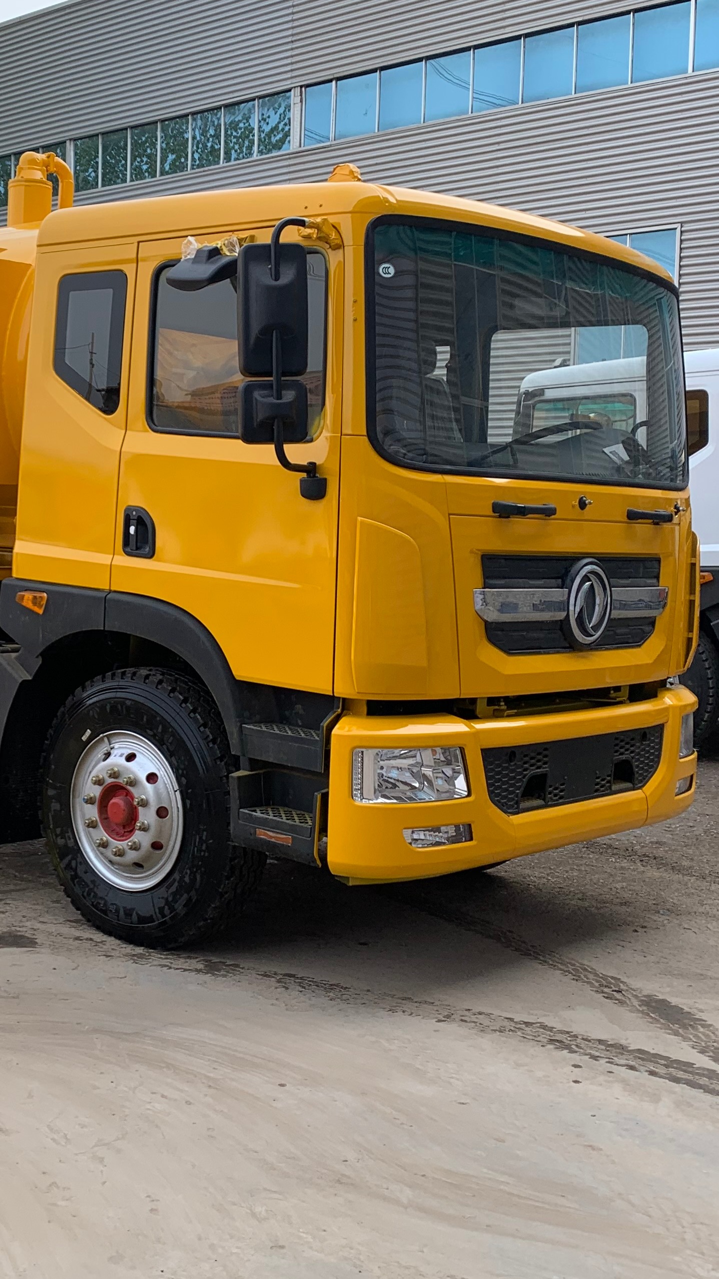 东风d9国六清洗吸污车,康机230马力,原厂空调,8档变速箱-度小视