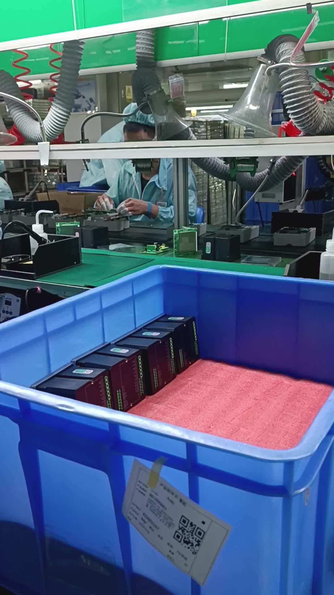 在小小的工厂里面打螺丝 拿少少的工资根本不够花 工厂实拍视频 自动