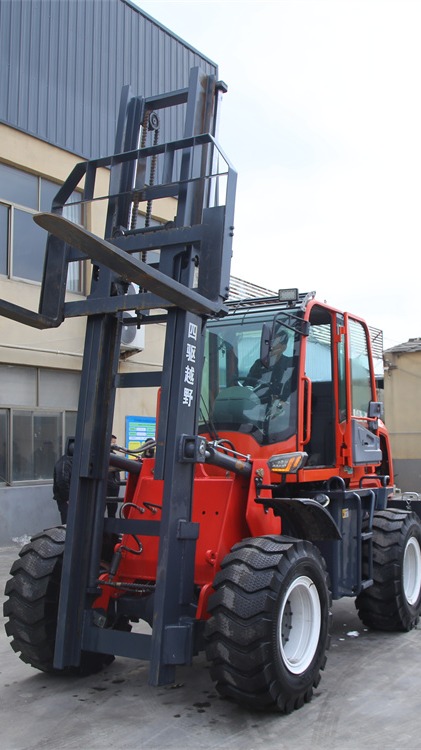 3-5吨越野叉车,柴油四驱搬运车,支持定制加装多种辅具