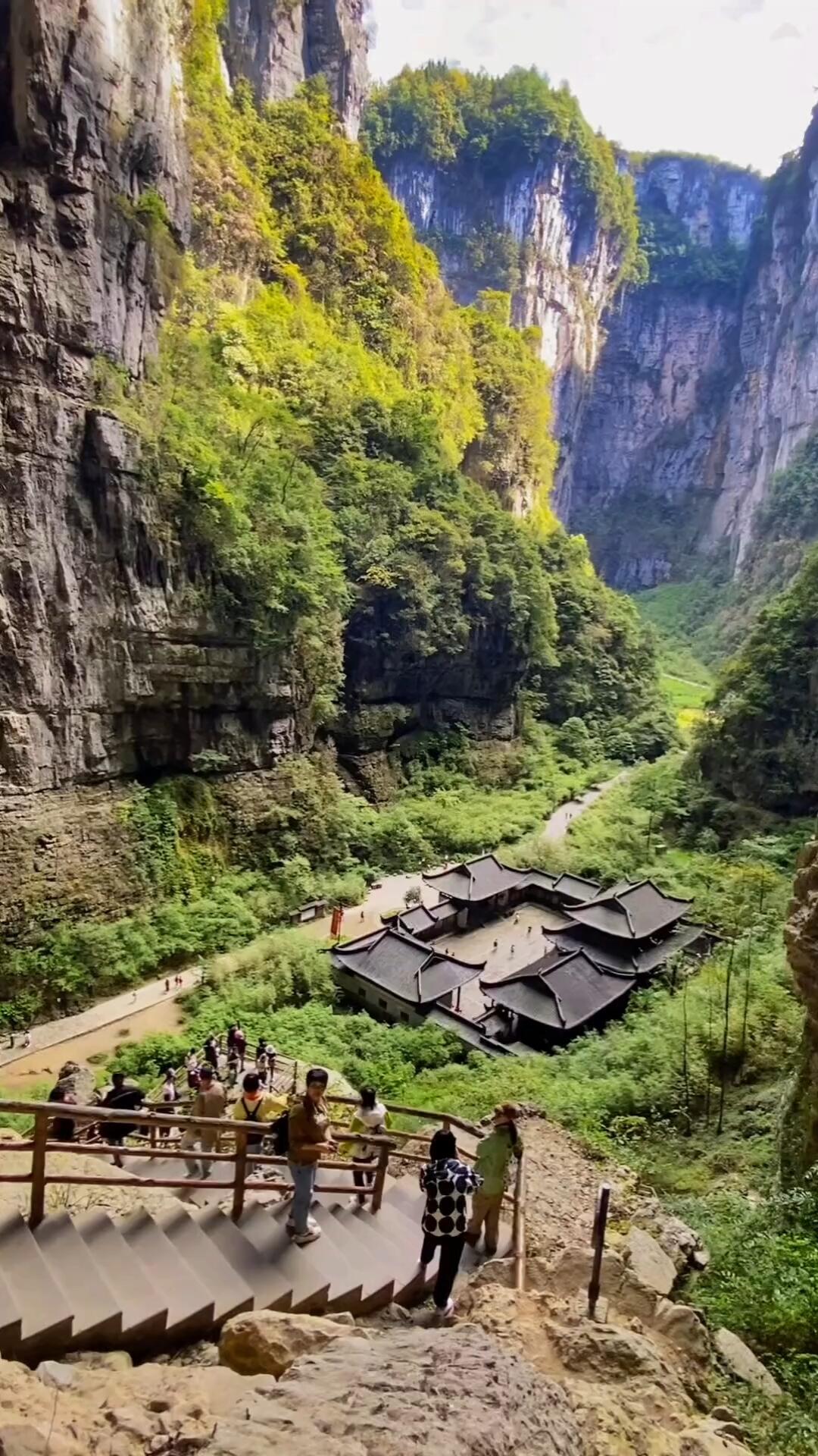 跟随镜头一起飞越天生三桥俯瞰整个武隆峡谷的壮观景色感受大自然