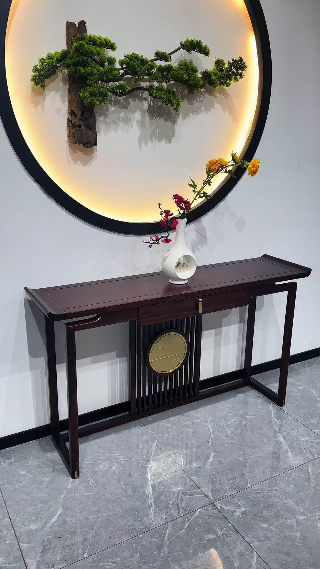 新中式玄关桌,是传统与现代设计的巧妙融合,它以简洁的线条和优雅的