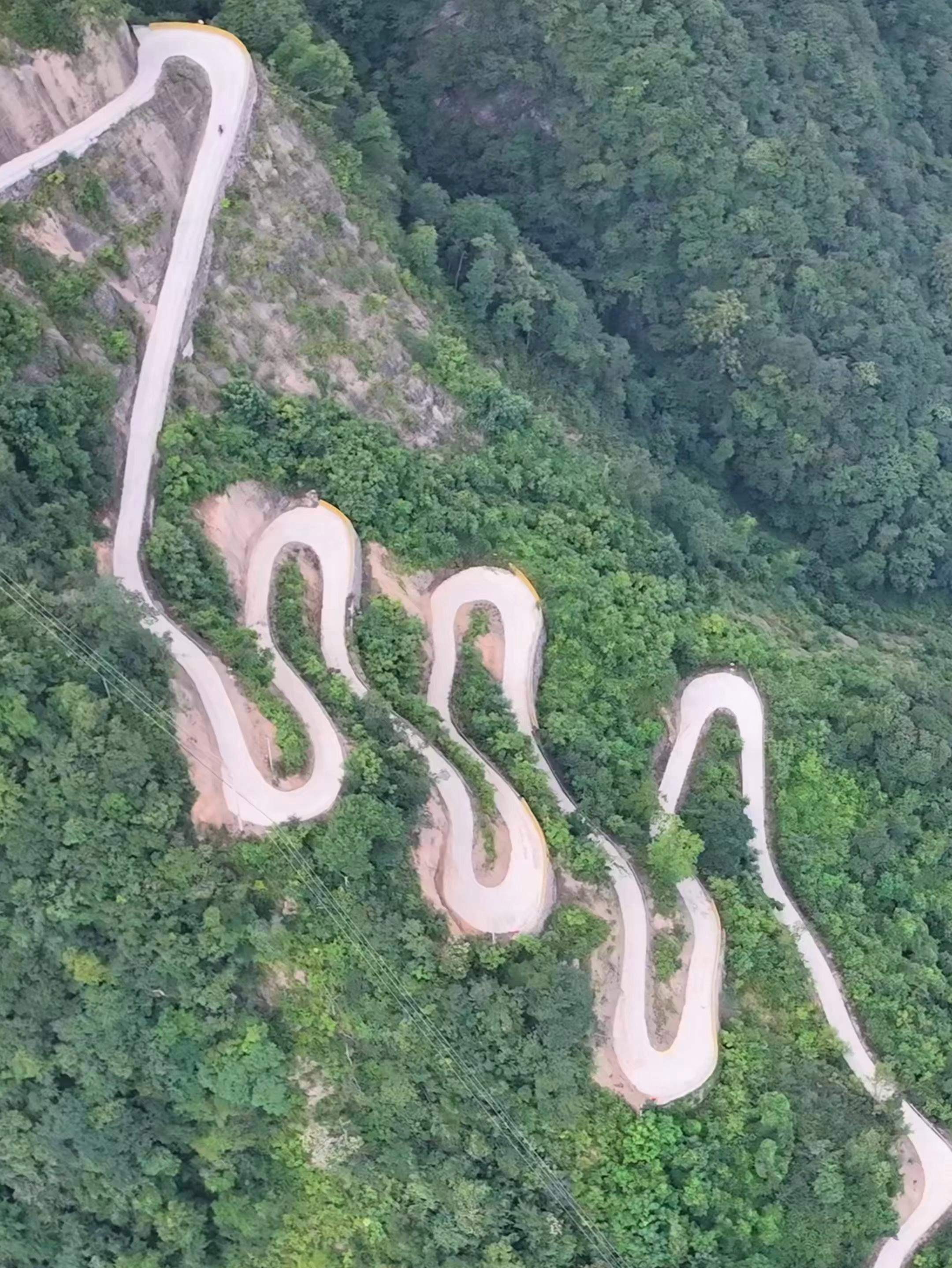 这里是长阳火烧坪山路十八拐,一个让老司机皱眉头的地方 无人机航拍