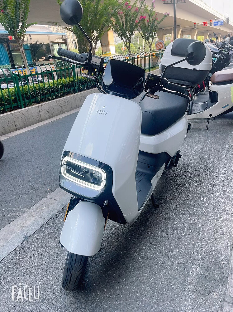 小牛g400t白色,双碟刹,大气上档次,新款颜控