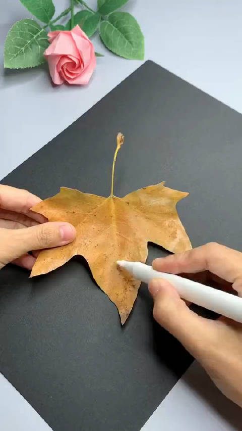 都来耍 梧桐金黄的叶子,可以制作成可爱的小狐狸,和孩子一起做手工吧