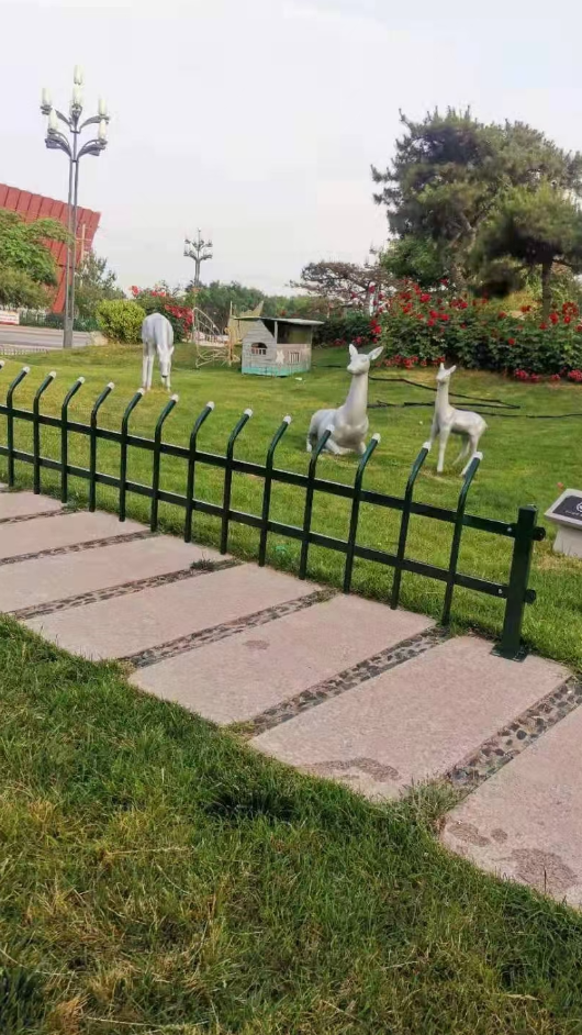 锌钢折弯草坪护栏正在装车发货中-度小视