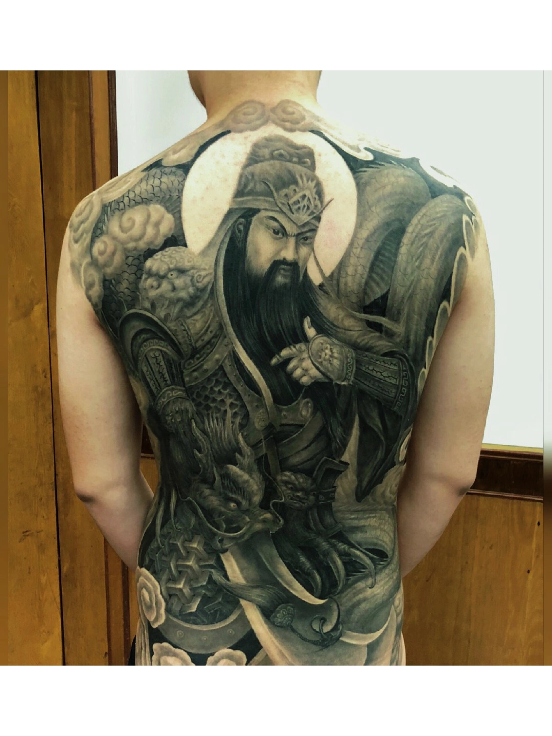 满背关公刺青
