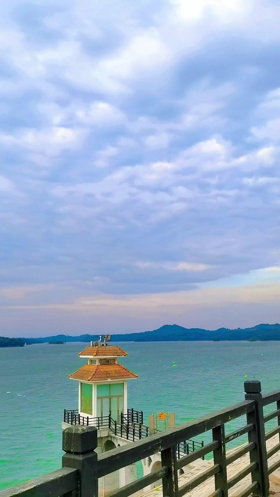 南湾湖,又称南湖,位于河南省信阳市,素有"豫南明珠"之称,是著名的自然