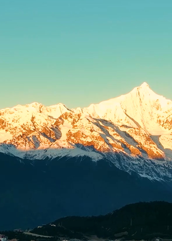 日照金山!航拍万丈金光照耀梅里雪山之巅-度小视