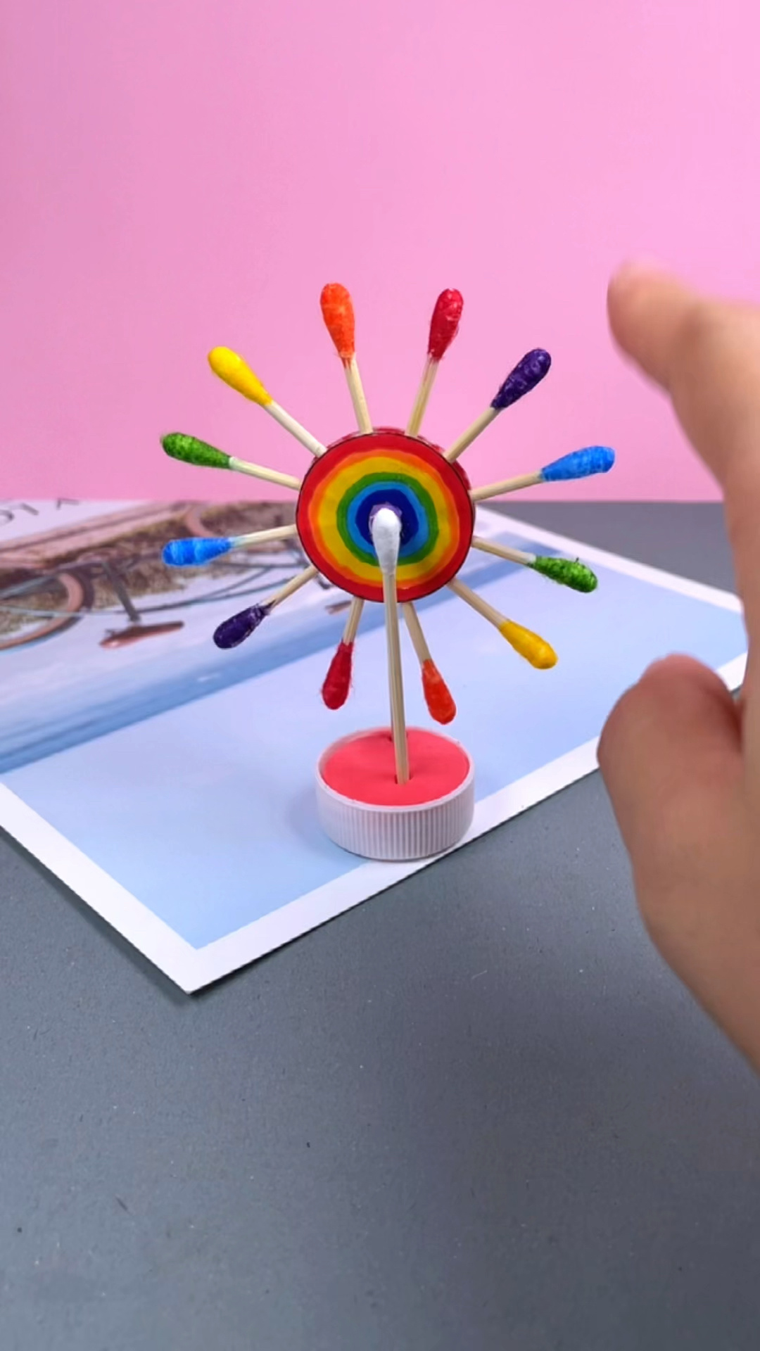 用棉签和小瓶盖就能做旋转的摩天轮哦