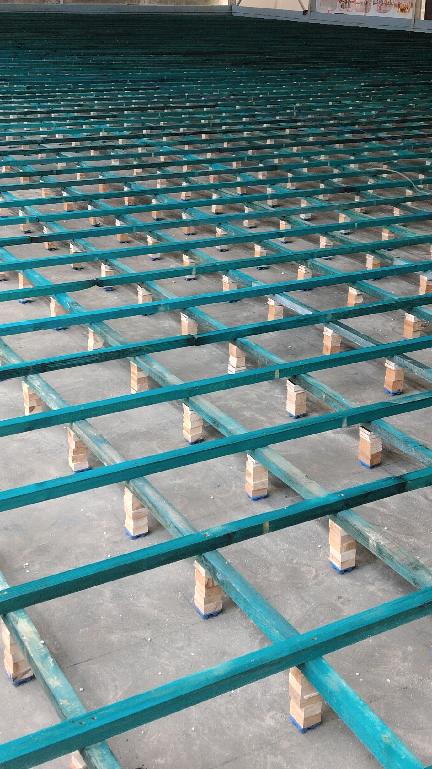 贵州570平篮球馆双龙骨运动木地板施工中