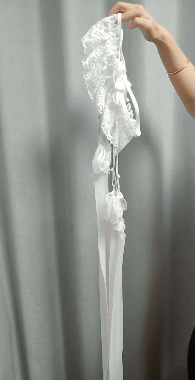 白色蕾丝吊带袜