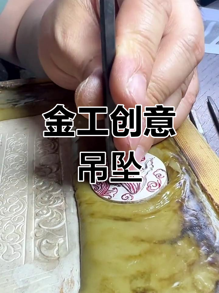 鲸鱼跃动,象征自由与勇气,金工制作独特首饰