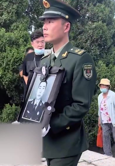 救人英雄李林雨今日长眠老家烈士陵园,亲属泣不成声-度小视