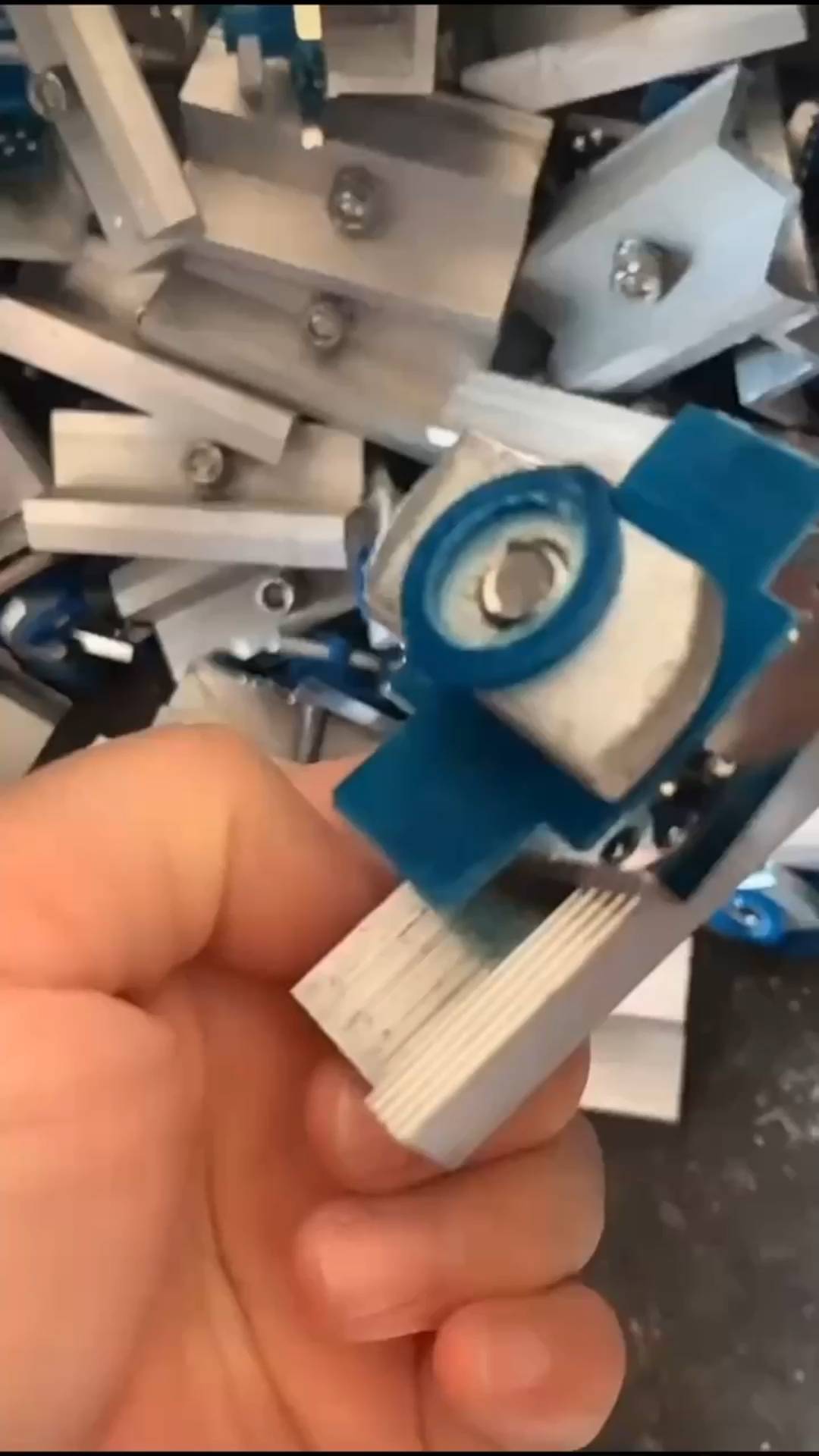 厂家供应 光伏抗震镀锌塑翼螺母