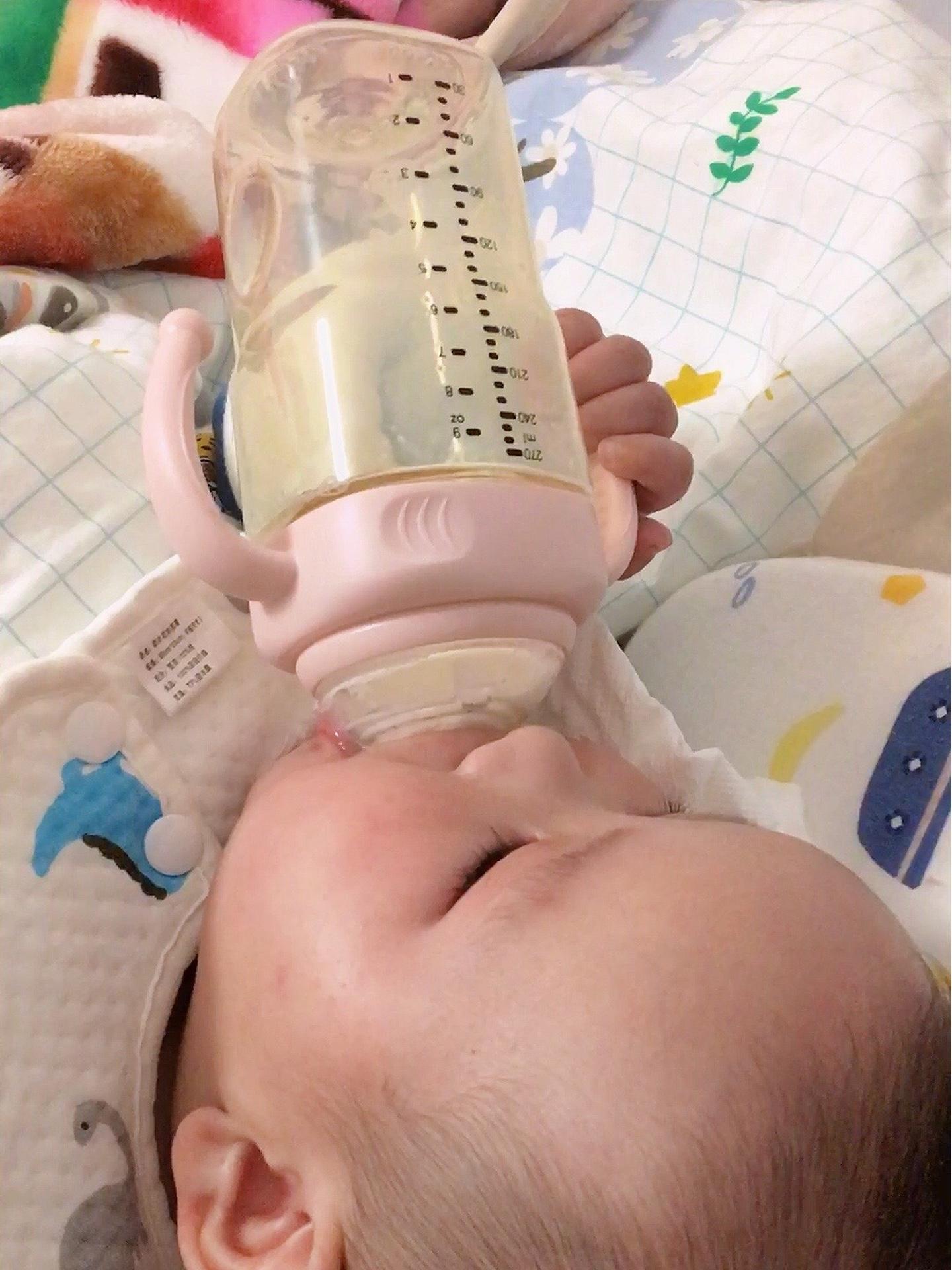 我不给就哭 吃奶的小宝宝 喝奶我是认真的 人类幼崽 萌娃日常 萌娃