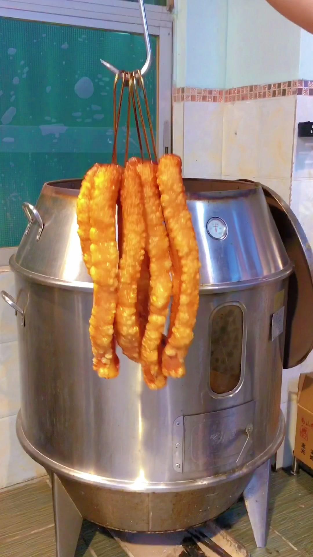 脆皮金条烧肉的制作流程,包含切条,腌制,上脆皮水,风干,烤制