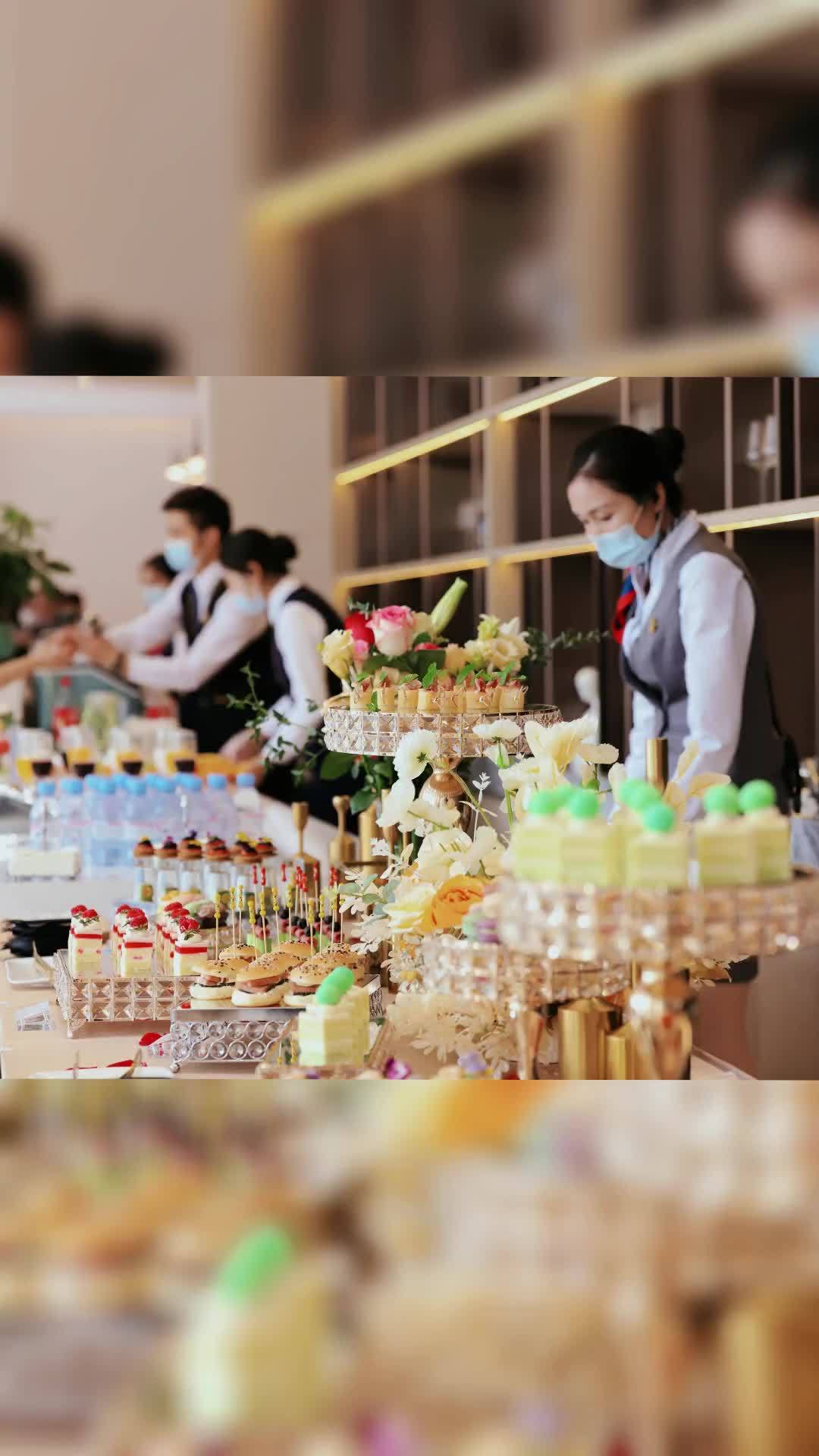 精致冷餐茶歇配送:品味生活的美好时光 在繁忙的工作间隙,你是否渴望