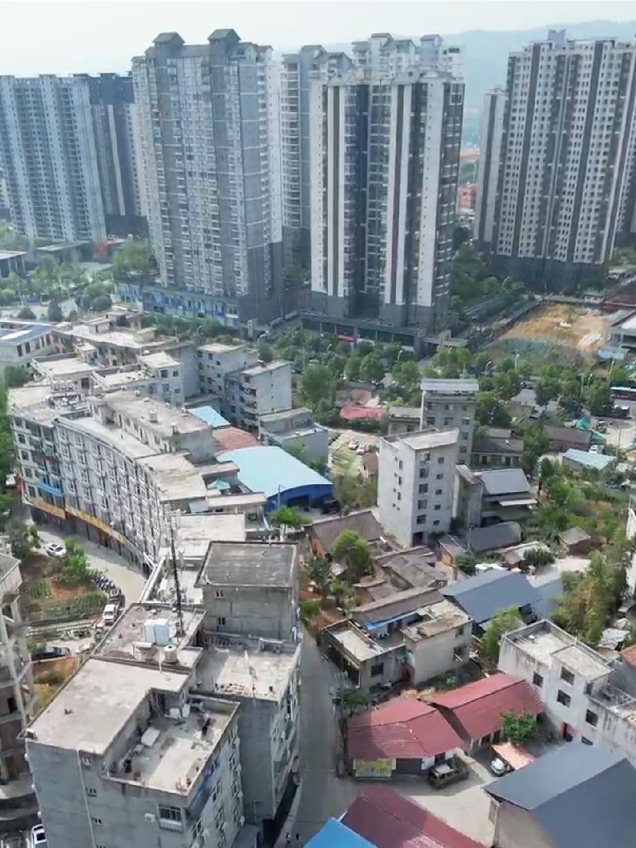 城市的钢筋水泥森林.看得人好压抑!