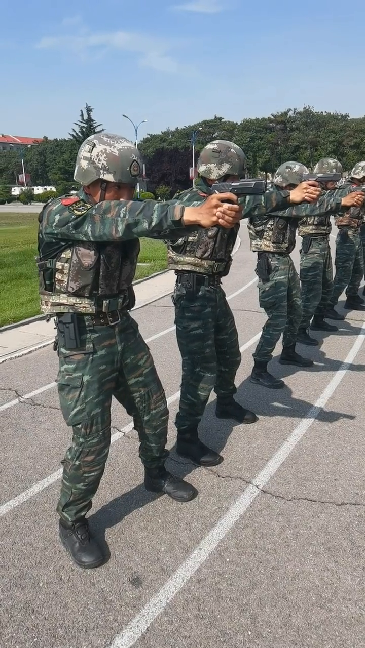 武警战士的夏日特定"勋章"-度小视