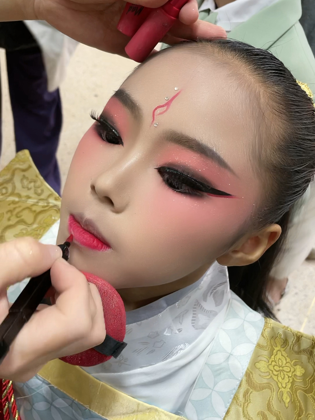 儿童舞台妆木兰女孩妆容,用晒红画脸颊眼睛