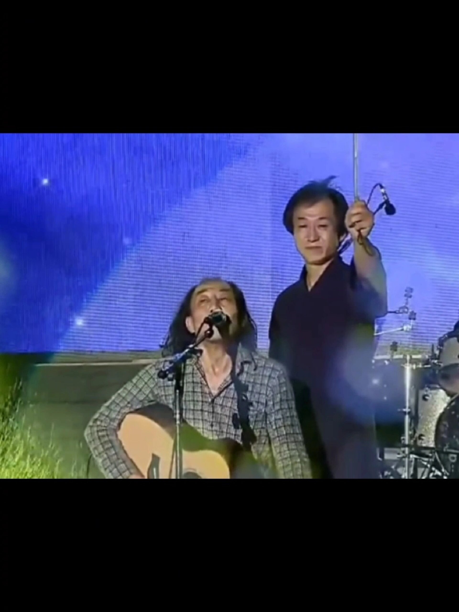 灯塔就在那里,赵已然执琴,赵牧阳撑伞