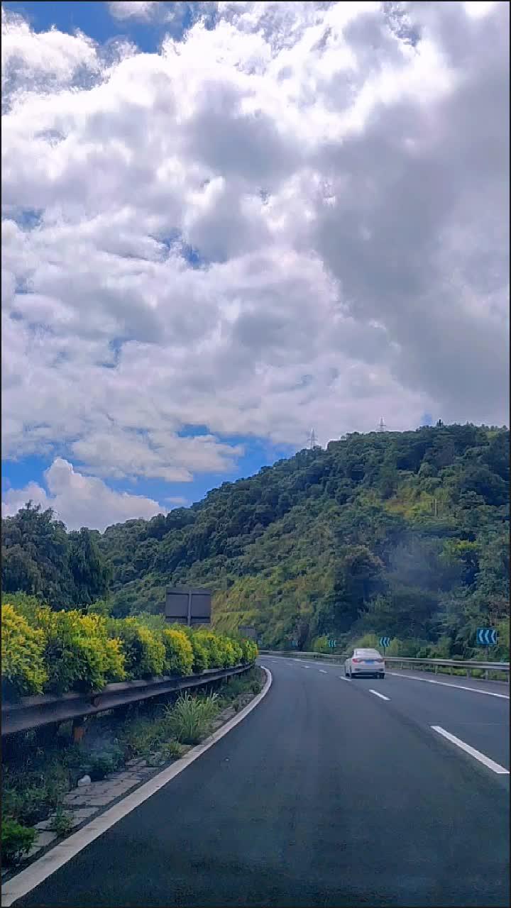 蓝天白云定会如期而至 生活不止眼前的苟且还有诗和远方 风景都在路上