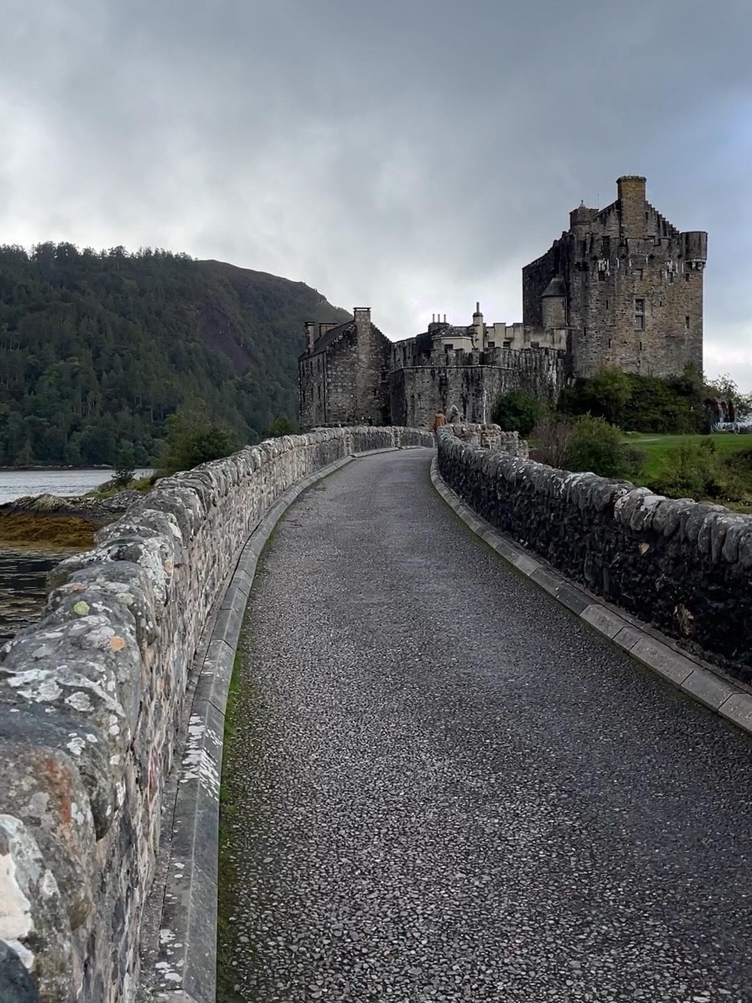 高地 艾琳多南城堡 eilean donna castle通过一座人行桥连接陆地名字