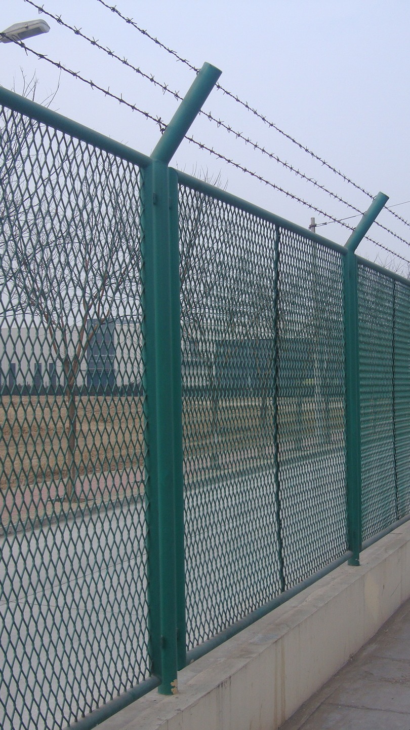 钢板网护栏 保税区围网 斜方孔围栏网厂家