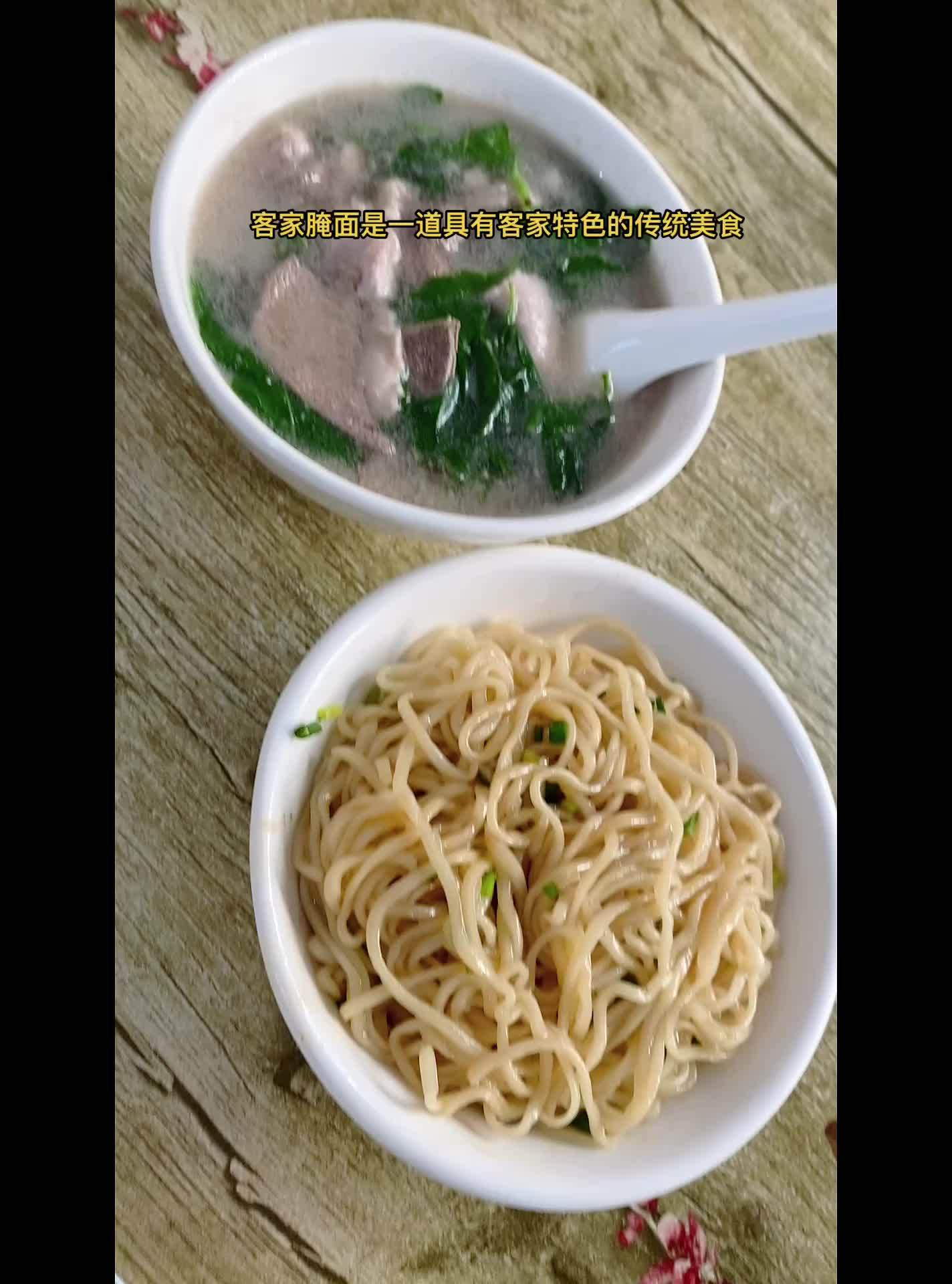 在梅县早上和晚上不来一碗腌面配蕉岭三及第,都感觉对不起自己.