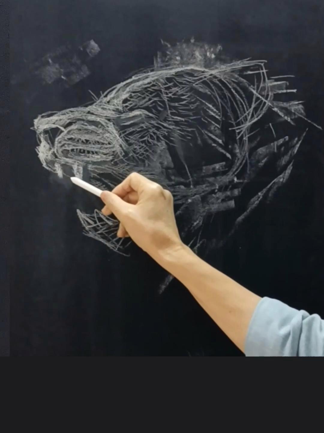 粉笔也能画狮子 热点话题 黑板报 粉笔画