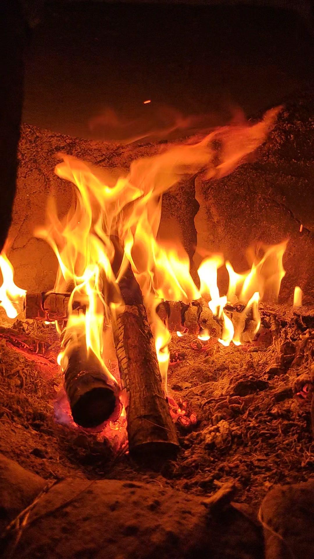 不一样的烟火 农村人的纯朴生活再现儿时的记忆 烤火取暖 烧柴火