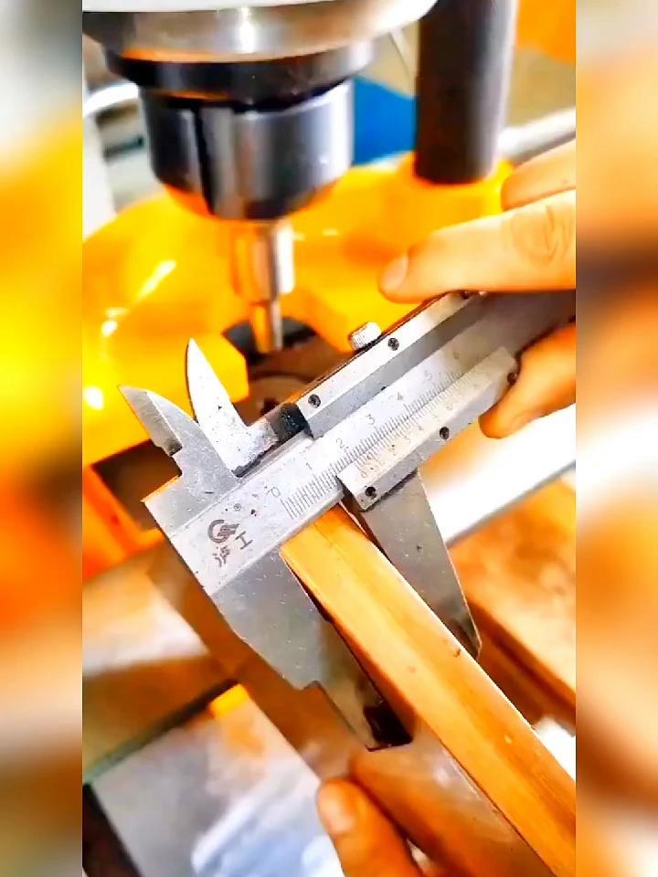 冲孔模具 20mm厚铜板,冲10mm孔,液压冲床-度小视